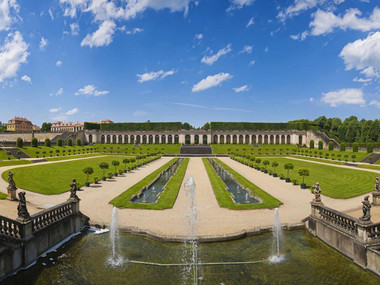 Blick in den Park mit Orangenbäumen